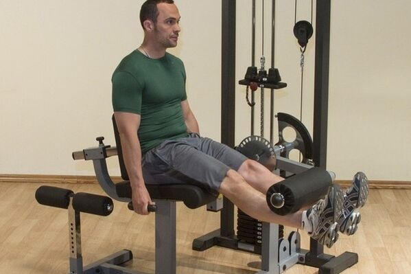 Flexión-extensión das pernas no ximnasio para o tratamento da prostatite